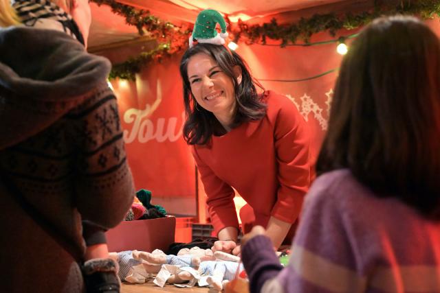 19 December 2024, Brandenburg, Potsdam: German Minister for Foreign Affairs Annalena Baerbock distributes gifts to needy children at the Buergerhaus Schlaatz during a visit to the "From the Heart" campaign organized by the AWO district association in Potsdam. Photo: Michael Bahlo/dpa