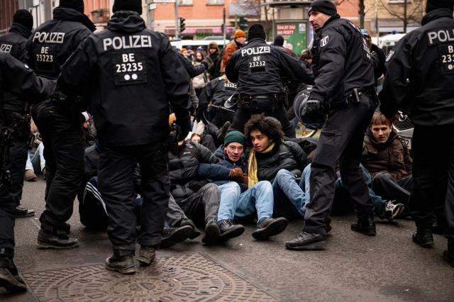 FILED - 14 December 2024, Berlin: Participants in a counter-demonstration against a right-wing extremist rally with the slogan "For law and order: against left-wing extremism and politically motivated violence" clash with the police during a sit-in blockade. Photo: Fabian Sommer/dpa