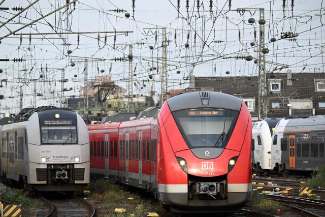 20 December 2024, North Rhine-Westphalia, Cologne: Trains arrive at the main station as Christmas vacations begin this Friday for approximately 2.5 million schoolchildren in North Rhine-Westphalia. The start of the holiday season is expected to cause increased traffic on railways, roads, and in the air. Photo: Federico Gambarini/dpa