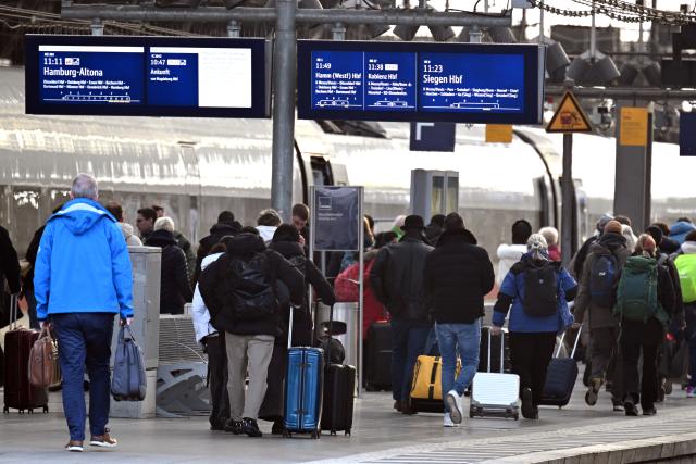 20 December 2024, North Rhine-Westphalia, Cologne: Travelers walk across a platform as Christmas vacations begin this Friday for approximately 2.5 million schoolchildren in North Rhine-Westphalia. The start of the holiday season is expected to bring increased traffic on railways, roads, and in the air. Photo: Federico Gambarini/dpa