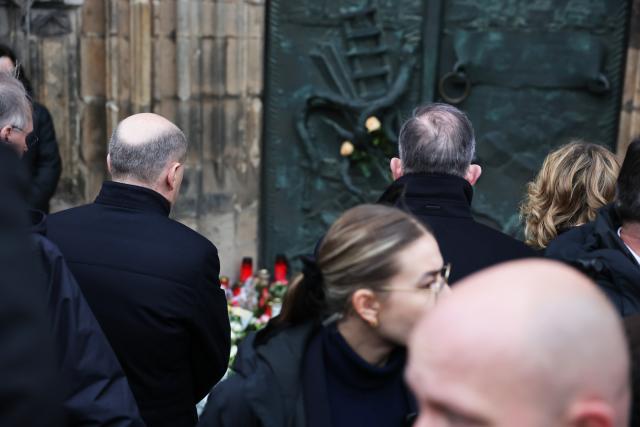 21 December 2024, Saxony-Anhalt, Magdeburg: German Chancellor Olaf Scholz (L), Volker Wissing, German Minister for Digital Affairs and Transport and Minister of Justice, and Steffi Lemke, German Minister for the Environment, Nature Conservation, Nuclear Safety and Consumer Protection, visit the official mourning site in front of St. John's Church. The evening before, a driver drove into a group of people at the Magdeburg Christmas market, resulting in several fatalities and injuries. Photo: Jan Woitas/dpa