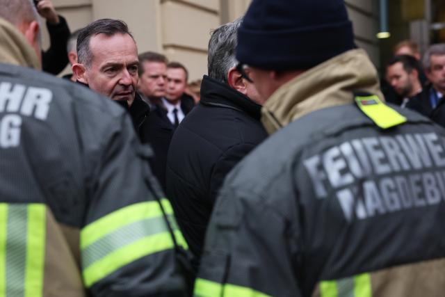 21 December 2024, Saxony-Anhalt, Magdeburg: Volker Wissing, German Minister for Digital Affairs and Transport and Federal Minister of Justice, visits the scene of the fatal attack at the Magdeburg Christmas market and thanks the fire department. The evening before, a driver drove into a group of people at the market, resulting in several fatalities and injuries. Photo: Jan Woitas/dpa