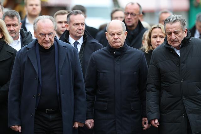 21 December 2024, Saxony-Anhalt, Magdeburg: (L-R) Reiner Haseloff, Minister President of Saxony-Anhalt, Volker Wissing, Germany's Minister for Digital Affairs and Transport, Chancellor Olaf Scholz, Steffi Lemke, Minister for the Environment, Nature Conservation, Nuclear Safety, and Consumer Protection, and State Parliament President Gunnar Schellenberger visit the scene of the fatal attack at Magdeburg's Christmas market. The previous evening, a car driver struck a group of people at the market, resulting in multiple fatalities and injuries. Photo: Jan Woitas/dpa