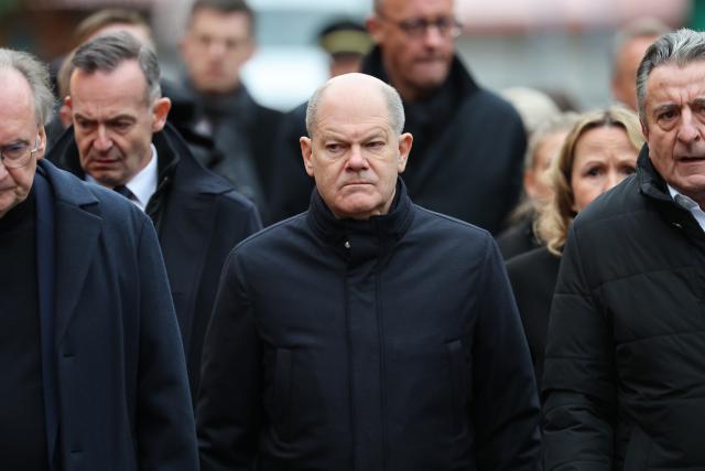 21 December 2024, Saxony-Anhalt, Magdeburg: (L-R) Reiner Haseloff, Minister President of Saxony-Anhalt, Volker Wissing, German Minister for Digital Affairs and Transport, Chancellor Olaf Scholz, Steffi Lemke, Minister for the Environment, Nature Conservation, Nuclear Safety, and Consumer Protection, and State Parliament President Gunnar Schellenberger visit the site of the fatal attack at Magdeburg's Christmas market. The previous evening, a driver drove into a crowd at the market, causing several fatalities and injuries. Photo: Jan Woitas/dpa