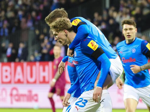 21 December 2024, Schleswig-Holstein, Kiel: Kiel's Lasse Rosenboom celebrates scoring his side's first goal with his teammates during the German Bundesliga soccer match between Holstein Kiel and FC Augsburg at Holstein Stadium. Photo: Frank Molter/dpa - IMPORTANT NOTICE: DFL and DFB regulations prohibit any use of photographs as image sequences and/or quasi-video.