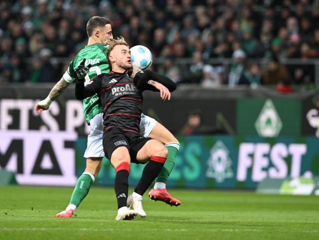 21 December 2024, Bremen: Werder's Marco Friedl (L) and Union's Benedict Hollerbach battle for the ball during the German Bundesliga soccer match between Werder Bremen and 1.FC Union Berlin at Weserstadion. Photo: Carmen Jaspersen/dpa - IMPORTANT NOTICE: DFL and DFB regulations prohibit any use of photographs as image sequences and/or quasi-video.