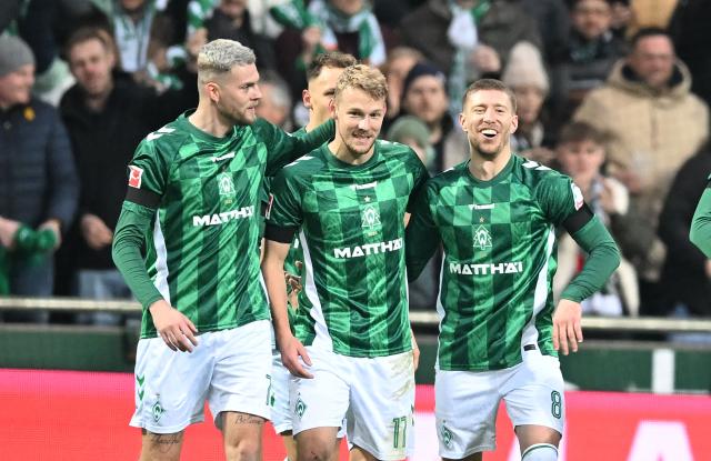 21 December 2024, Bremen: Werder's Marco Gruell (C) celebrates scoring his side's first goal with his teammates Marvin Ducksch (L) and Mitchell Weiser during the German Bundesliga soccer match between Werder Bremen and 1.FC Union Berlin at Weserstadion. Photo: Carmen Jaspersen/dpa - IMPORTANT NOTICE: DFL and DFB regulations prohibit any use of photographs as image sequences and/or quasi-video.