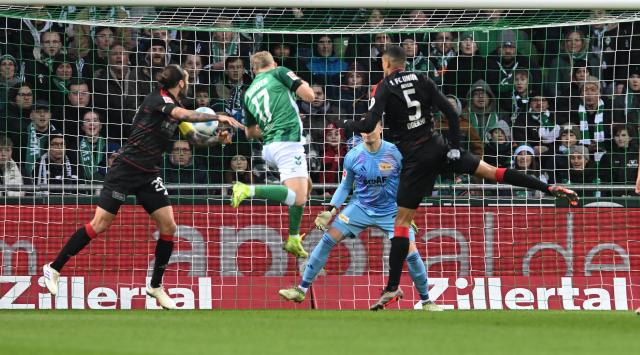 21 December 2024, Bremen: Werder's Marco Gruell (2nd L) scores his side's first goal during the German Bundesliga soccer match between Werder Bremen and 1.FC Union Berlin at Weserstadion. Photo: Carmen Jaspersen/dpa - IMPORTANT NOTICE: DFL and DFB regulations prohibit any use of photographs as image sequences and/or quasi-video.