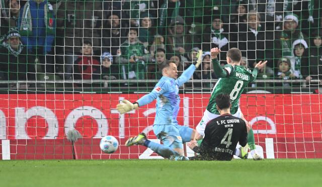 21 December 2024, Bremen: Werder's Mitchell Weiser (C) scores his side's third goal during the German Bundesliga soccer match between Werder Bremen and 1.FC Union Berlin at Weserstadion. Photo: Carmen Jaspersen/dpa - IMPORTANT NOTICE: DFL and DFB regulations prohibit any use of photographs as image sequences and/or quasi-video.