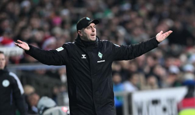 21 December 2024, Bremen: Werder coach Ole Wernerduring gestures during the German Bundesliga soccer match between Werder Bremen and 1.FC Union Berlin at Weserstadion. Photo: Carmen Jaspersen/dpa - IMPORTANT NOTICE: DFL and DFB regulations prohibit any use of photographs as image sequences and/or quasi-video.