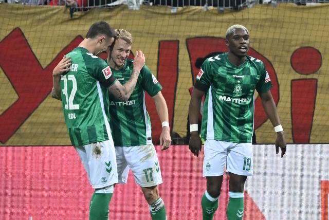 21 December 2024, Bremen: Werder's Marco Gruell (C) celebrates scoring his side's second goal with his teammates Marco Friedl (L) and Derrick Koehn during the German Bundesliga soccer match between Werder Bremen and 1.FC Union Berlin at Weserstadion. Photo: Carmen Jaspersen/dpa - IMPORTANT NOTICE: DFL and DFB regulations prohibit any use of photographs as image sequences and/or quasi-video.