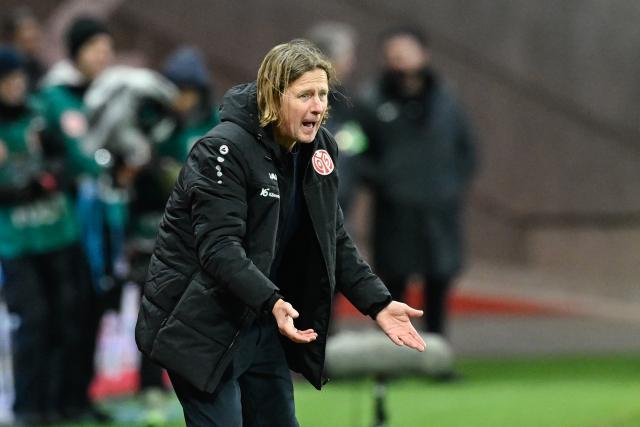 21 December 2024, Hesse, Frankfurt_Main: Mainz coach Bo Henriksen gestures during the German Bundesliga soccer match between Eintracht Frankfurt and FSV Mainz 05 at the Deutsche Bank Park. Photo: Uwe Anspach/dpa - IMPORTANT NOTE: In accordance with the regulations of the DFL German Football League and the DFB German Football Association, it is prohibited to utilize or have utilized photographs taken in the stadium and/or of the match in the form of sequential images and/or video-like photo series.