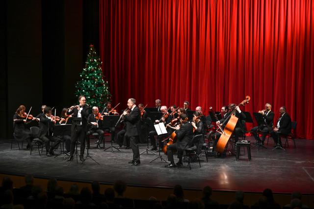 26 December 2024, Saxony-Anhalt, Magdeburg: Thomas Kapun (L) and Henning Ahlers play with the chamber orchestra of the Magdeburg Philharmonic Orchestra at Magdeburg Opera House. The first performance of the traditional Christmas concert is dedicated as an official memorial concert to the victims of the attack on Magdeburg's Christmas market. Photo: Heiko Rebsch/dpa