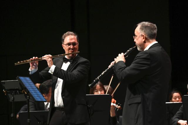 26 December 2024, Saxony-Anhalt, Magdeburg: Thomas Kapun (L) and Henning Ahlers play with the chamber orchestra of the Magdeburg Philharmonic Orchestra at Magdeburg Opera House. The first performance of the traditional Christmas concert is dedicated as an official memorial concert to the victims of the attack on Magdeburg's Christmas market. Photo: Heiko Rebsch/dpa