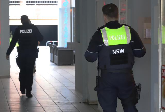 26 December 2024, North Rhine-Westphalia, Hagen: Police officers are on duty at a house in Hagen. A man was arrested in Hagen after making suspicious comments on a social network. According to the German Press Agency, the man had bragged about threatening attacks on a messenger service. Photo: Sscha Thelen/dpa