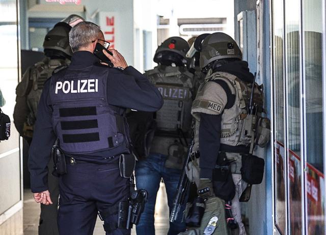 26 December 2024, North Rhine-Westphalia, Hagen: Police, including members of the Spezialeinsatzkommando (SEK, "Special Task Force"), are deployed at a house in Hagen. A man was arrested in Hagen after he attracted attention with suspicious comments on a social network. According to the German Press Agency, the man had bragged about threats of attack on a messenger service. Photo: Alex Talash/dpa