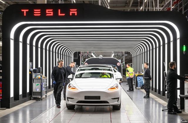 FILED - 16 December 2024, Brandenburg, Gruenheide: Employees carry out the final inspection of the production of Tesla Model Y electric vehicles at the Tesla Gigafactory Berlin-Brandenburg plant. Photo: Patrick Pleul/dpa