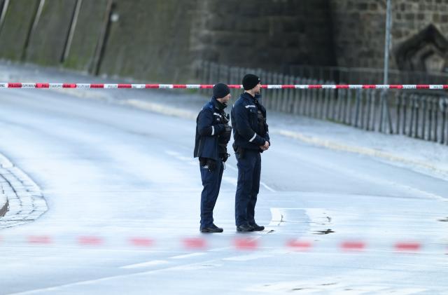 08 January 2025, Saxony, Dresden: Police cordon off the Terrassenufer. A bomb is found during demolition work on the partially collapsed Carola Bridge in Dresden. Photo: Robert Michael/dpa