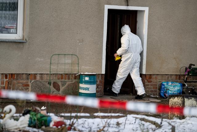 13 January 2025, Brandenburg, Casekow: A forensic officer enters an apartment building after a stabbing attack. A 26-year-old woman and a 16-year-old male were killed, while a 19-year-old woman was seriously injured. Police arrested a 27-year-old man, the suspect, with serious injuries. The motive remains unclear. Photo: Fabian Sommer/dpa