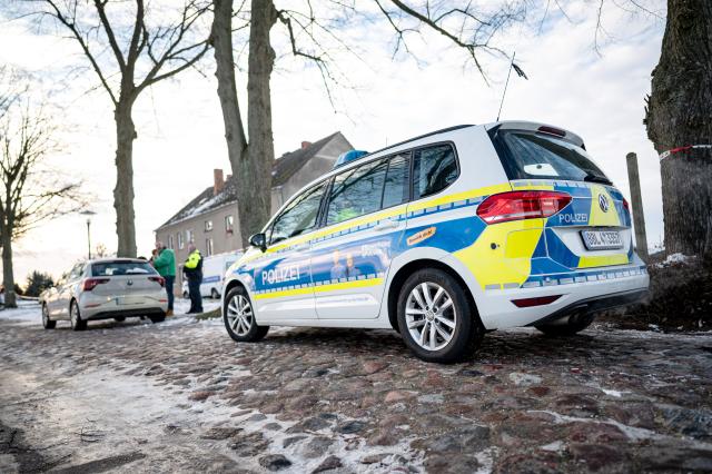 13 January 2025, Brandenburg, Casekow: Emergency services respond to a stabbing attack in an apartment building in Casekow. A 26-year-old woman and a 16-year-old male were killed, while a 19-year-old woman was seriously injured. Police arrested a 27-year-old man, the suspect, with serious injuries. The motive remains unclear. Photo: Fabian Sommer/dpa