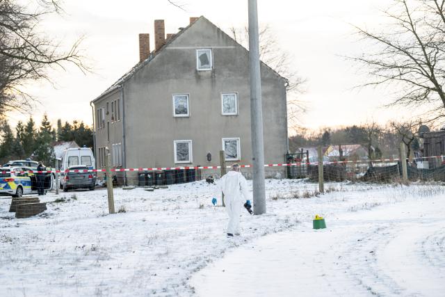 13 January 2025, Brandenburg, Casekow: Emergency services respond to a stabbing attack in an apartment building in Casekow. A 26-year-old woman and a 16-year-old male were killed, while a 19-year-old woman was seriously injured. Police arrested a 27-year-old man, the suspect, with serious injuries. The motive remains unclear. Photo: Fabian Sommer/dpa