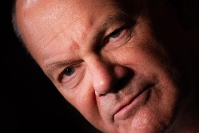 13 January 2025, North Rhine-Westphalia, Muenster: Germany's Chancellor Olaf Scholz talks to journalists after a public discussion in the Jovel. Photo: Rolf Vennenbernd/dpa