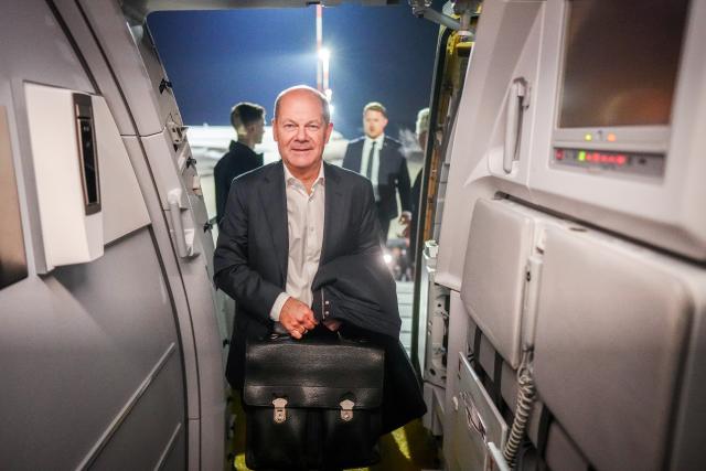 13 January 2025, North Rhine-Westphalia, Greven: Germany's Chancellor Olaf Scholz boards an Air Force Airbus A321 at Muenster/Osnabrueck Airport en route to Helsinki. The Finnish capital is hosting the Baltic Sea Security Summit, attended by NATO Baltic Sea states. Photo: Kay Nietfeld/dpa