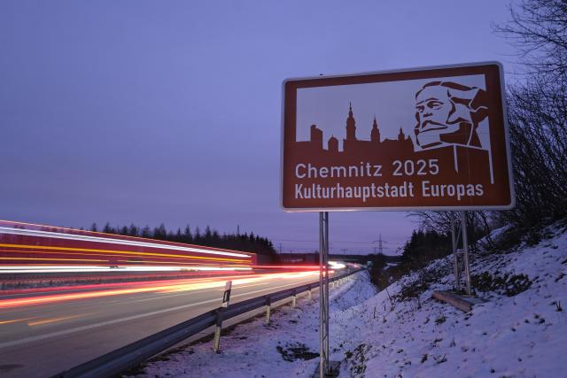 14 January 2025, Saxony, Hartmannsdorf: A tourist sign on the Autobahn 72 advertises Chemnitz as European Capital of Culture 2025. The Capital of Culture year will be officially opened on January 18, 2025. Photo: Sebastian Willnow/dpa