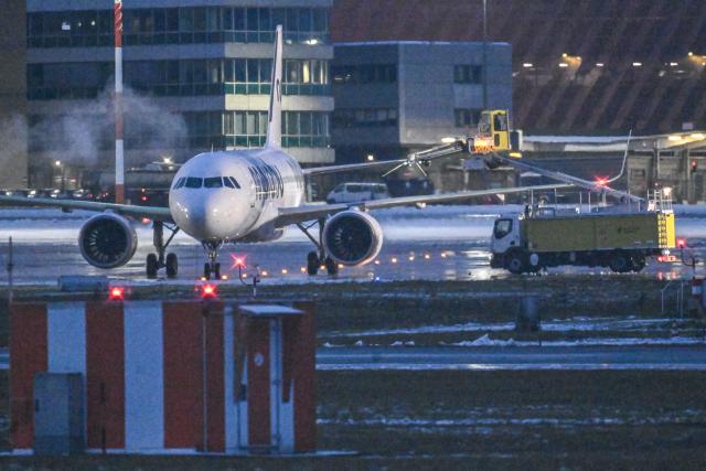 FILED - 05 January 2025, Baden-Württemberg, Stuttgart: A passenger plane is cleared off ice at Stuttgart Airport in the early morning. Flight operations were restricted in the morning due to the weather conditions. Photo: Marius Bulling/onw-images/dpa