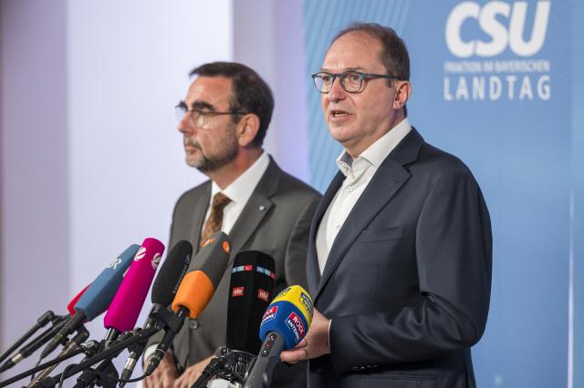 15 January 2025, Bavaria, Bad Staffelstein: Klaus Holetschek (L), Chairman of the Christian Social Union (CSU) parliamentary group in the state parliament, and Alexander Dobrindt, Chairman of the CSU parliamentary group in the Bundestag give a press statement during the CSU winter retreat. Photo: Daniel Vogl/dpa