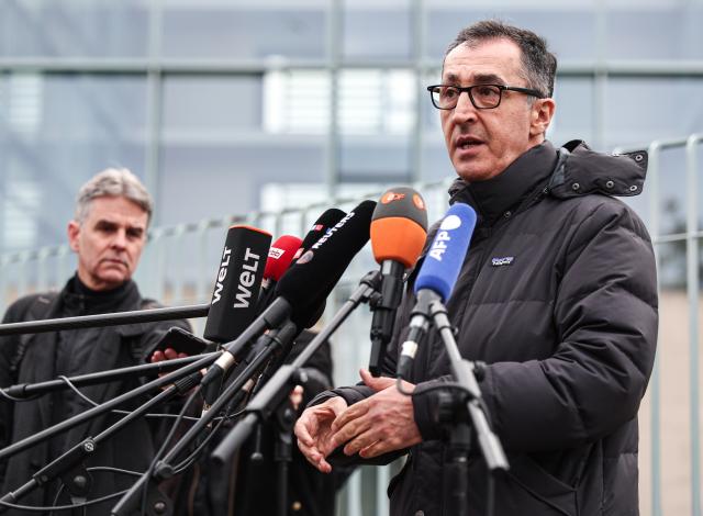 15 January 2025, Berlin: Cem Oezdemir, German Minister of Food and Agriculture and Minister of Education and Research, gives a statement on foot-and-mouth disease (FMD) in front of the Chancellery in Berlin. Photo: Hannes P. Albert/dpa