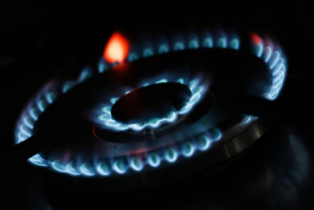 FILED - 06 November 2023, Baden-Württemberg, Stuttgart: Flames can be seen on a gas stove. Photo: Marijan Murat/dpa