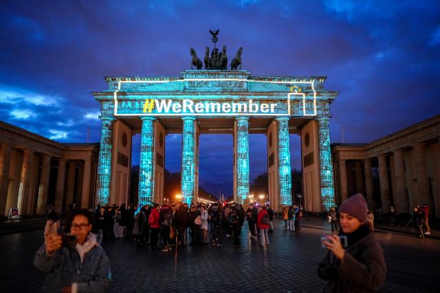 27 January 2025, Berlin: The Brandenburg Gate is illuminated with the words "We Remember" to commemorate the victims of the Holocaust on the 80th anniversary of the German concentration and extermination camp Auschwitz-Birkenau's liberation. Photo: Kay Nietfeld/dpa