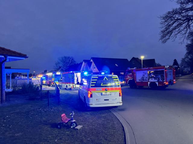 20 February 2025, Lower Saxony, Geeste: Emergency vehicles are parked on a street in Geeste, Emsland district, where a fire broke out in an apartment building. Two people were injured, one of them seriously. The fire started in a kitchen on the first floor. Photo: Matthias Brüning/dpa