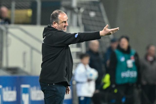 09 March 2025, Baden-Württemberg, Sinsheim: Heidenheim coach Frank Schmidt gestures during the German Bundesliga soccer match between TSG 1899 Hoffenheim and 1.FC Heidenheim at PreZero Arena. Photo: Uwe Anspach/dpa - IMPORTANT NOTICE: DFL and DFB regulations prohibit any use of photographs as image sequences and/or quasi-video.