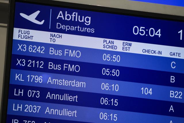 10 March 2025, North Rhine-Westphalia, Duesseldorf: A display board in the departure terminal at Duesseldorf Airport announces an alternative bus connection to Muenster Airport (FMO). The Verdi union has called for a 24-hour warning strike by public sector and ground handling employees at eleven airports on Monday. Photo: Christoph Reichwein/dpa