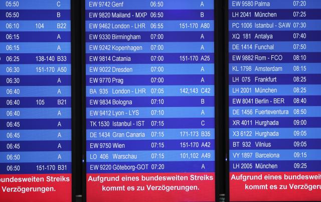 10 March 2025, North Rhine-Westphalia, Duesseldorf: A display board in the departure area of Duesseldorf Airport warns of delays. The trade union Verdi has called for a 24-hour warning strike by public service and ground handling employees at eleven airports on Monday. Photo: Christoph Reichwein/dpa