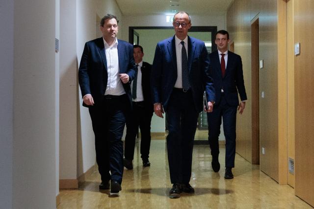 10 March 2025, Berlin: Lars Klingbeil (L) chairman of the Social Democratic Party (SPD), and Friedrich Merz, chairman of Christian Democratic Union, arrive to a meeting with the Alliance 90/The greens parliamentary group chairmen. Photo: Carsten Koall/dpa