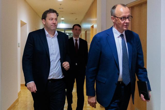 10 March 2025, Berlin: Lars Klingbeil (L) chairman of the Social Democratic Party (SPD), and Friedrich Merz, chairman of Christian Democratic Union, arrive to a meeting with the Alliance 90/The greens parliamentary group chairmen. Photo: Carsten Koall/dpa