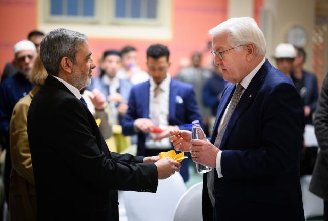 12 March 2025, Berlin: German President Frank-Walter Steinmeier and Imam Amir Aziz (L) take part in an interfaith fast-breaking ceremony in the Wilmersdorf mosque during the month of Ramadan. Photo: Bernd von Jutrczenka/dpa-Pool/dpa