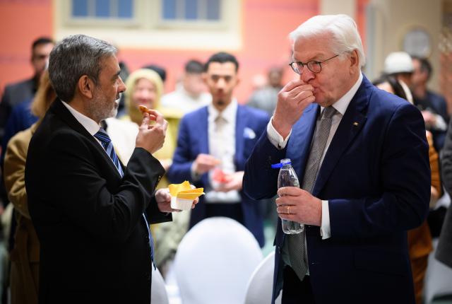 12 March 2025, Berlin: German President Frank-Walter Steinmeier and Imam Amir Aziz (L) take part in an interfaith fast-breaking ceremony in the Wilmersdorf mosque during the month of Ramadan. Photo: Bernd von Jutrczenka/dpa-Pool/dpa