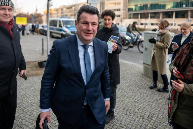 13 March 2025, Berlin: Hubertus Heil of the Social Democratic Party of Germany (SPD), German Minister of Labor and Social Affairs, arrives to the Konrad Adenauer Haus, where the first round of coalition negotiations between the the Christian Democratic Union of Germany (CDU)/Christian Social Union in Bavaria (CSU) and SPD is taking place to form a new government after the Bundestag elections. Photo: Michael Kappeler/dpa