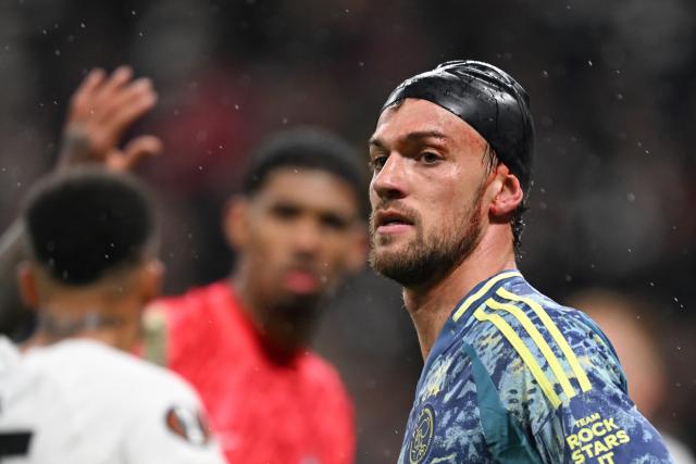 13 March 2025, Hesse, Frankfurt/M.: Blood comes out from under the cap of Amsterdam's Daniele Rugani during the UEFA Europa League soccer match between Eintracht Frankfurt and Ajax Amsterdam at Deutsche Bank Park. Photo: Arne Dedert/dpa