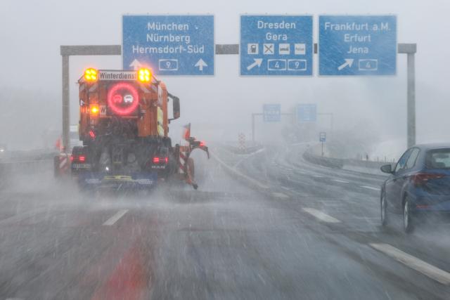 14 March 2025, Thuringia, Hermsdorf: A winter road maintenance vehicle operates on the A9 at the Hermsdorfer Kreuz junction as snowfall, sleet, and freezing temperatures return to parts of Saxony, Saxony-Anhalt, and Thuringia. Photo: Jan Woitas/dpa