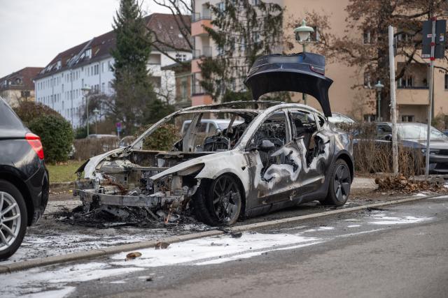 14 March 2025, Berlin: A burnt-out Tesla stands in Berlin's Steglitz district after four Teslas were reportedly set on fire overnight in suspected arson attacks. The State Security Division of the State Criminal Police Office (LKA) is investigating possible extremist involvement, with police stating that a political motive cannot be ruled out. Photo: Christophe Gateau/dpa