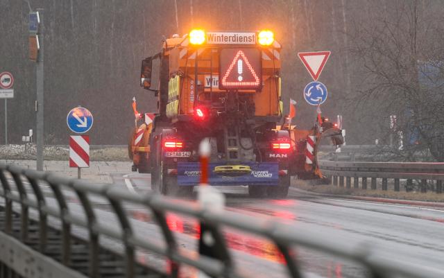 14 March 2025, Thuringia, Bad Klosterlausnitz: A winter road maintenance vehicle drives along a country road as snowfall, sleet, and freezing temperatures return to parts of Saxony, Saxony-Anhalt, and Thuringia. Photo: Jan Woitas/dpa