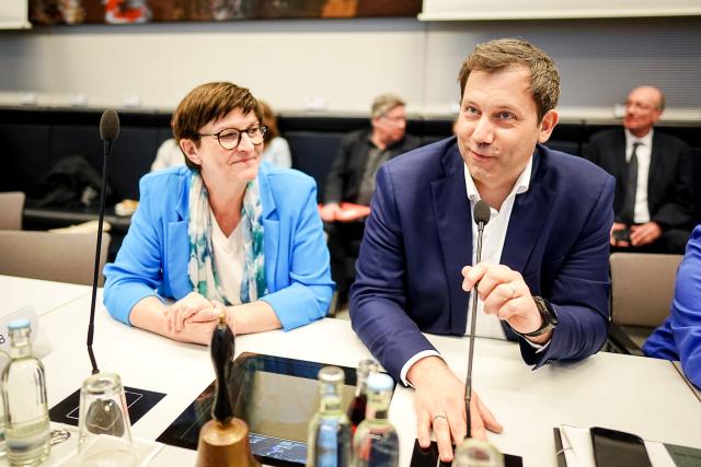 24 March 2025, Berlin: Saskia Esken (L), chairwoman of the Social Democratic Party of Germany (SPD), speaks with Lars Klingbeil, parliamentary group leader of the SPD, during their party's parliamentary group meeting. Photo: Kay Nietfeld/dpa