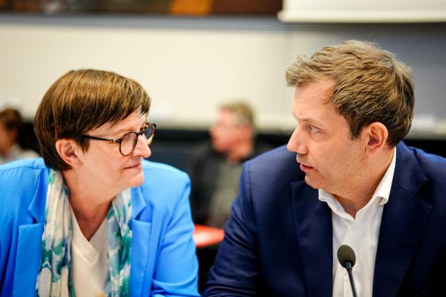 24 March 2025, Berlin: Saskia Esken (L), chairwoman of the Social Democratic Party of Germany (SPD), speaks with Lars Klingbeil, parliamentary group leader of the SPD, during their party's parliamentary group meeting. Photo: Kay Nietfeld/dpa