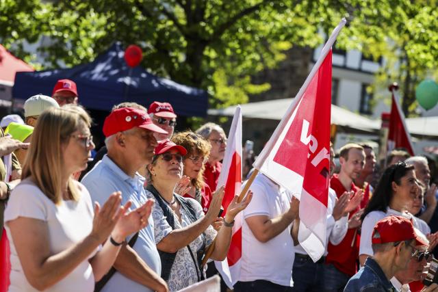 01 May 2025, North Rhine-Westphalia, Siegburg: Spectators applaud during the speech by NRW DGB leader Anja Weber at the May Day demonstration of the German Trade Union Confederation (DGB), on the occasion of the International Labour Day. Photo: Christoph Reichwein/dpa