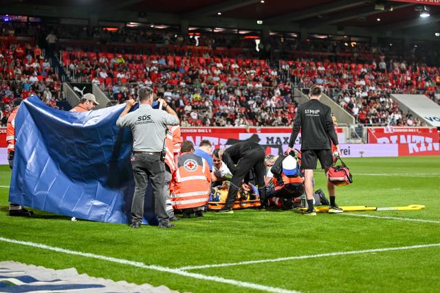 02 May 2025, Baden-Württemberg, Heidenheim: Heidenheim goalkeeper Kevin Mueller is treated behind a tarpaulin during the German Bundesliga soccer match between FC Heidenheim and VfL Bochum at Voith-Arena. Photo: Harry Langer/dpa - IMPORTANT NOTE: In accordance with the regulations of the DFL German Football League and the DFB German Football Association, it is prohibited to utilize or have utilized photographs taken in the stadium and/or of the match in the form of sequential images and/or video-like photo series.